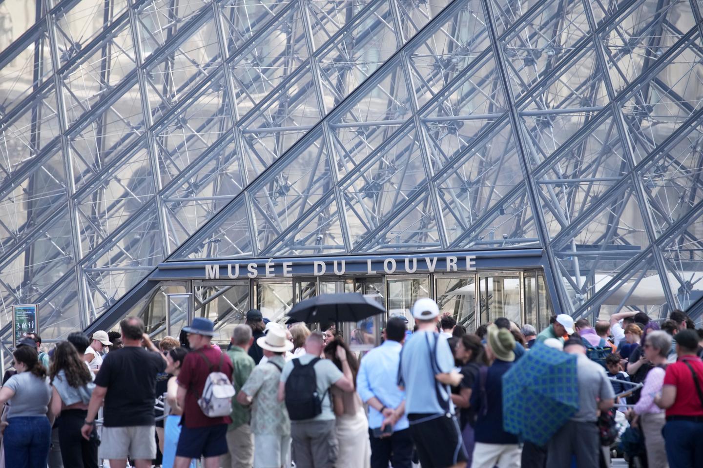Louvre delays opening due to spontaneous union protest