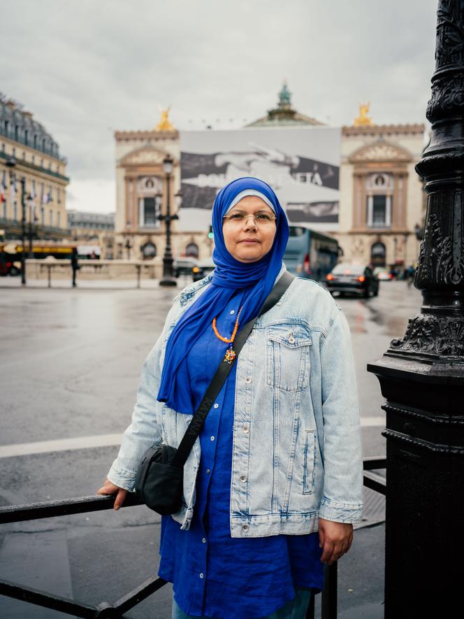 Ouahiba Bouzyane, 53 ans, devant l’Opéra Garnier, à Paris, le 7 juin 2025. C’est dans ce quartier que, à son arrivée à Paris, Ouahiba venait manger des viennoiseries avec sa mère.