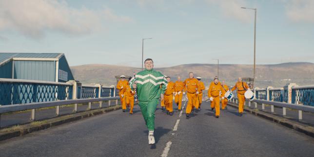 « Kneecap », un sulfureux trio de rappeurs au service de la langue irlandaise