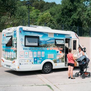 Le dispositif France Services est un bus itinérant d'accès aux droits qui circule sur le massif des Maures. A bord d'un camping-car transformé en bureau, deux agentes sont à la disposition des assurés pour les aider dans leurs démarches administratives (dossier de retraite, de sécurité sociale...). Le jeudi 5 juin 2025 le bus passe la matinée sur le parking de la coopérative viticole de Carnoules, dans le haut Var. Laurence Audemar est agente d’accueil.
