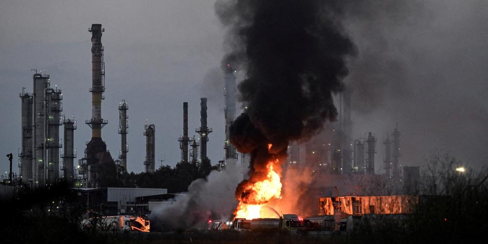 Après une frappe iranienne contre une raffinerie de pétrole de Haïfa (Israël), le 15 juin 2025. - RAMI SHLUSH/REUTERS