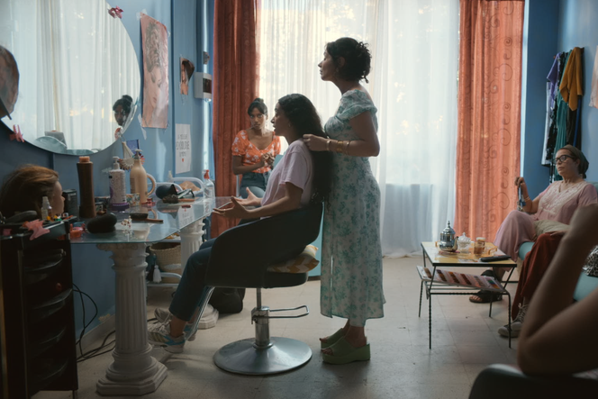 Dans la série « El’Sardines », les salons de coiffure sont « des bulles de liberté », précise la réalisatrice Zoulikha Tahar.