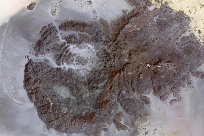 Le djebel Uweinat, massif montagneux aux frontières de l’Egypte, de la Libye et du Soudan, photographié par la NASA en 2012.