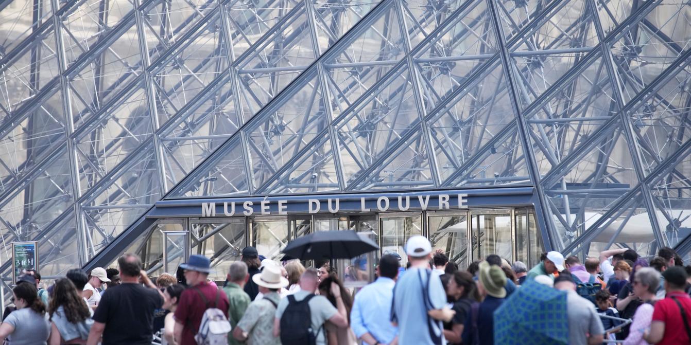 Louvre delays opening due to spontaneous union protest