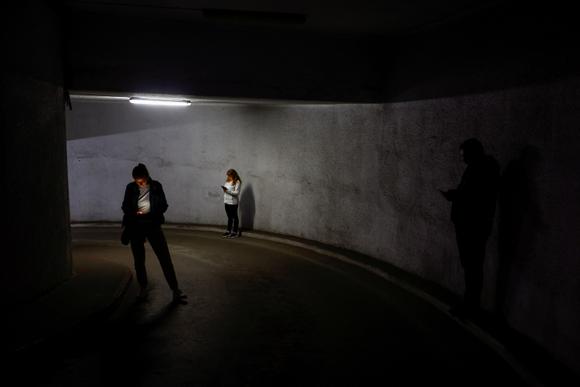 Rus saldırıları sırasında Kiev'de sakinler yeraltı otoparkına sığınıyor, 17 Haziran 2025.