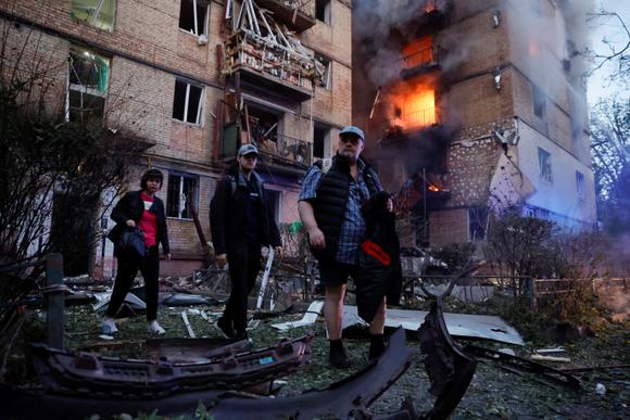 17 Haziran 2025'te Kiev'de Rus saldırılarından etkilenen bir binadaki sakinler evlerini terk ediyor.