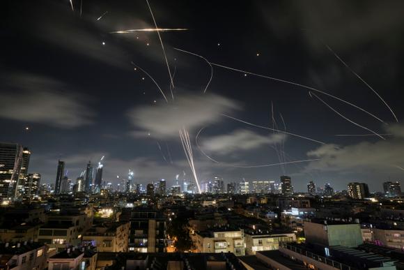 Des missiles iraniens interceptés par le « Dôme de fer » dans le ciel de Tel-Aviv (Israël), le 18 juin 2025.