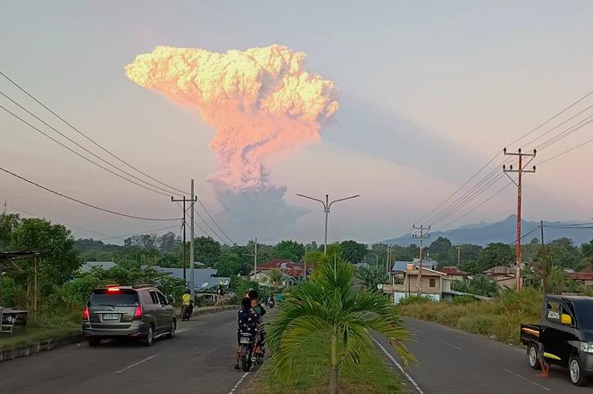 O Monte Lewotobi Laki-Laki cospe materiais vulcânicos no ar durante uma erupção, em Maumere, Indonésia, terça-feira, 17 de junho de 2025.