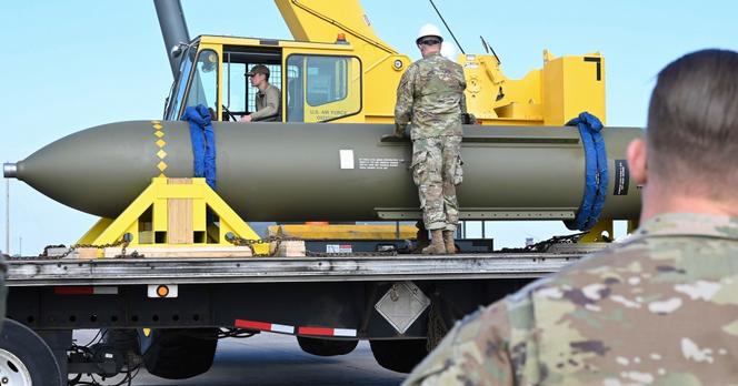 Uma bomba GBU-57 de alta penetração na Base da Força Aérea de Whiteman, no Missouri, em 2 de maio de 2023. 