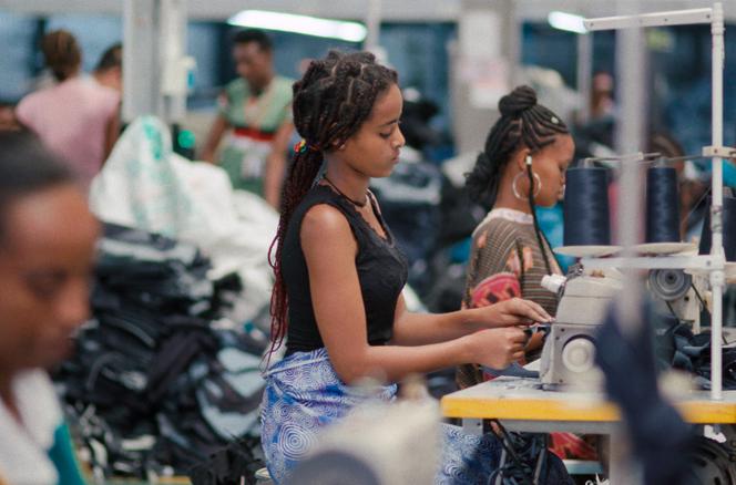 Beti (au centre), jeune ouvrière, travaille sur une machine à coudre, dans la zone industrielle chinoise de Dukem, en Ethiopie. Image extraite du documentaire « Le Plan chinois pour l’Ethiopie », de Max Duncan et Xinyan Yu.