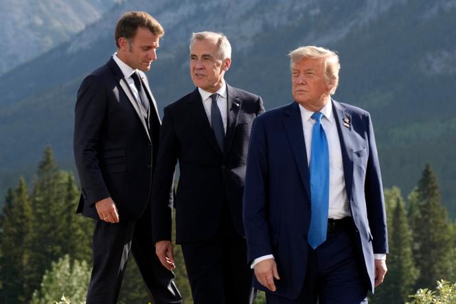 Emmanuel Macron, Mark Carney, et Donald Trump, au sommet du G7, à Kananaskis (Alberta, Canada), le 16 juin 2025.