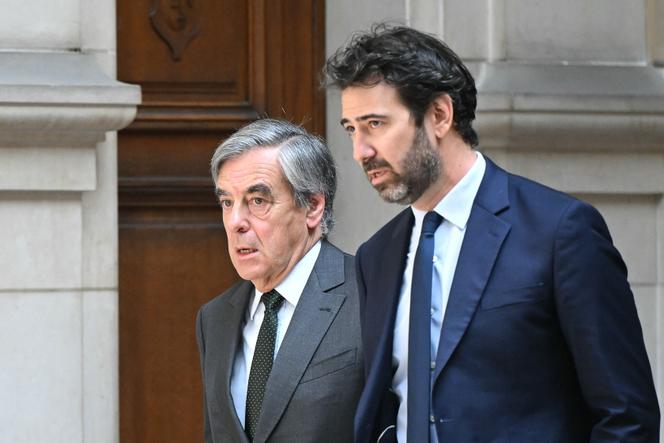O ex -primeiro -ministro François Fillon, acompanhado por seu advogado, no Tribunal de Paris em 29 de abril de 2025.