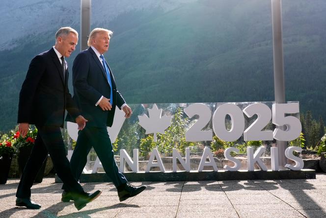 Le premier ministre canadien, Mark Carney, au côté du président américain, Donald Trump, avant son départ du sommet du G7, à Kananaskis, au Canada, le 16 juin 2025.