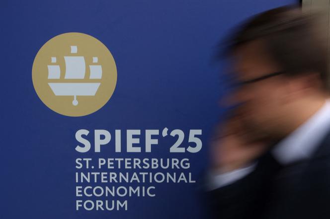 Un panneau annonçant l’ouverture prochaine du Forum économique international de Saint-Pétersbourg (Spief), à Saint-Pétersbourg, en Russie, le 17 juin 2025.