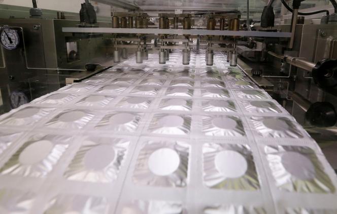 Des tablettes de paracétamol sur une ligne de production de l’usine des laboratoires UPSA, au Passage (Lot-et-Garonne), le 29 mars 2018.