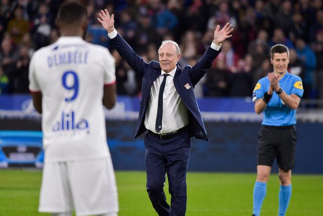 Bernard Lacombe, ex-jogador de futebol francês, quando se aposentou como gerente, no gramado do estádio Grupama, em Décines-Charpieu (Rhône), em 15 de dezembro de 2019.