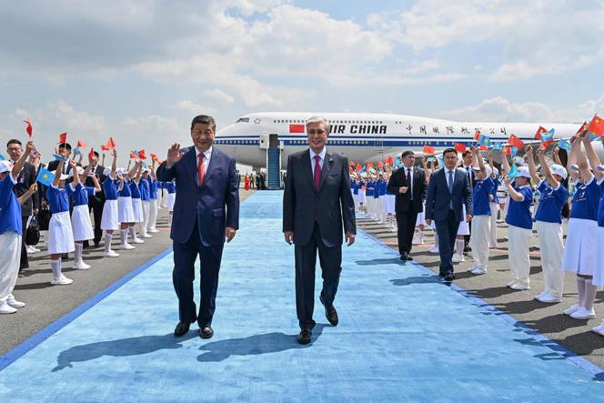 Le président chinois, Xi Jinping, aux côtés du président kazakh, Kassym-Jomart Tokaïev, à son arrivée à un aéroport international près d’Astana, au Kazakhstan, le 16 juin 2025.