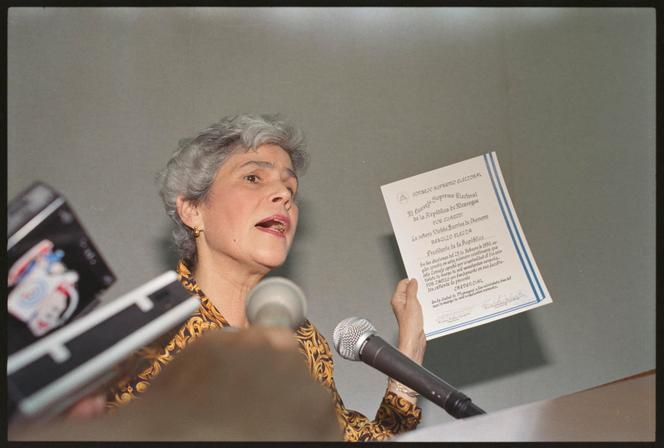 Violeta Chamorro brandit le certificat reconnaissant son titre de présidente de la République du Nicaragua, le jour de son élection, le 23 avril 1990, à Managua.