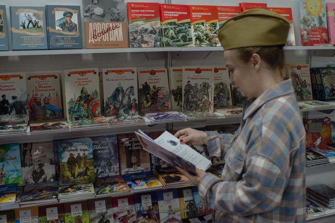 Un stand de littérature jeunesse patriotique, au salon du livre « Nos héros », à Moscou, le 8 mai 2025.