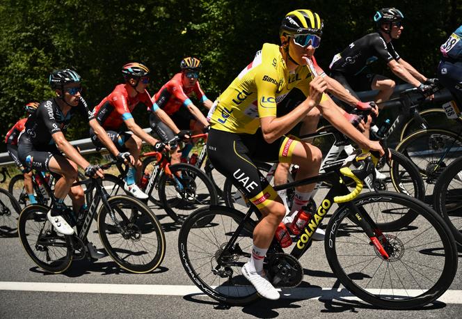 Tadej Pogacar s’alimente durant la 11ᵉ étape du Tour de France, entre Albertville (Savoie) et le col du Granon (Hautes-Alpes), le 13 juillet 2022.