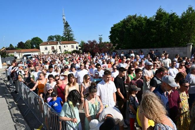 La marche blanche organisée en mémoire de la surveillante Mélanie, à Nogent (Haute-Marne), le 13 juin 2025.