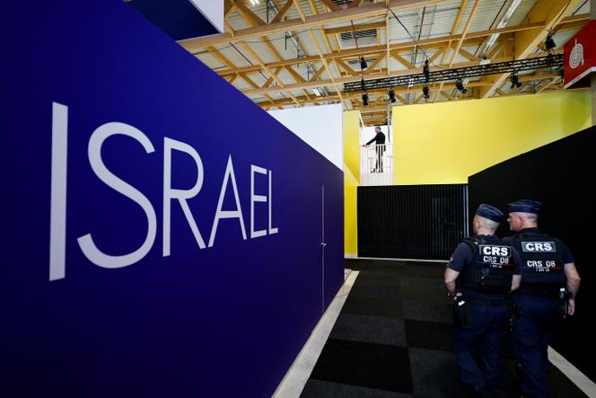 Devant un stand fermé du pavillon israélien, au salon du Bourget (Seine-Saint-Denis), le 17 juin 2025.