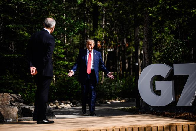 Le premier ministre canadien, Mark Carney, accueille le président américain, Donald Trump, lors du sommet du G7, à Kananaskis (Canada), le 16 juin 2025.