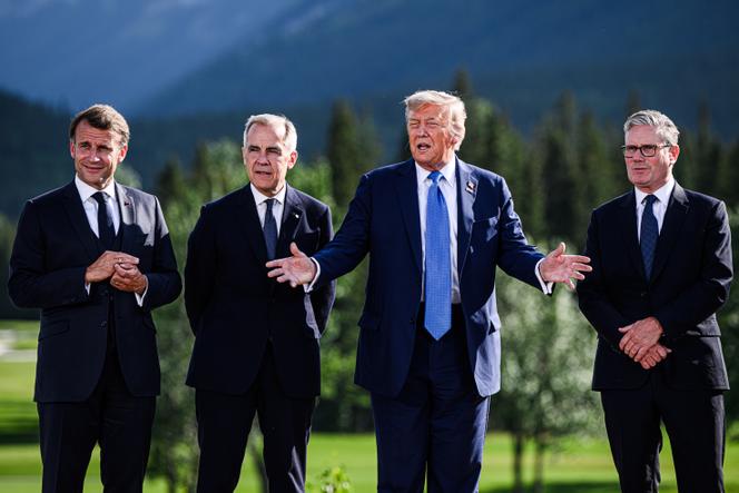 Le président français, Emmanuel Macron, le premier ministre canadien, Mark Carney, le président américain, Donald Trump, et le premier ministre britannique, Keir Starmer, lors de la « photo de famille » du sommet du G7 à Kananaskis, le 16 juin 2025.