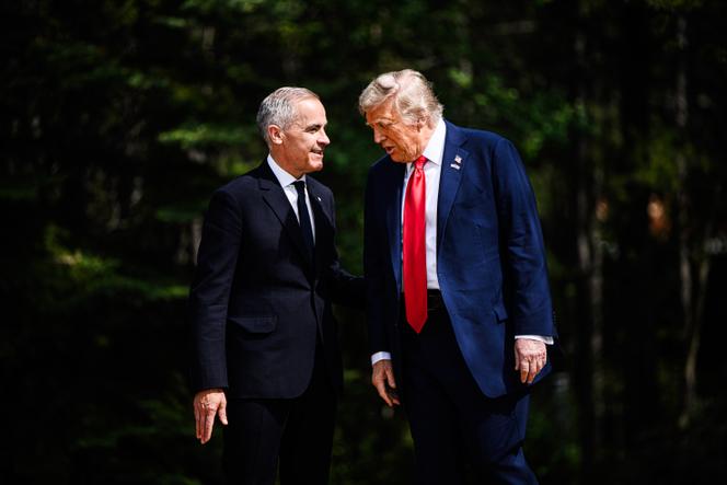 Le premier ministre canadien, Mark Carney, accueille le président américain, Donald Trump, lors du sommet du G7, à Kananaskis (Canada), le 16 juin 2025.
