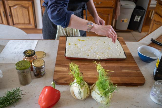 Préparation d’une focaccia dans la cuisine d’un particulier à Housset (Hauts-de-France), le 3 juin 2024.