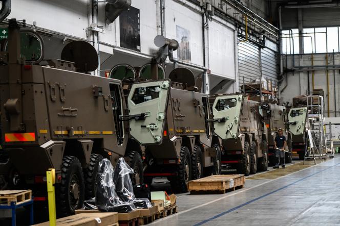 Un employé de KNDS travaille sur la ligne de production de blindés Griffon, à l’usine KNDS de Roanne (Loire), le 12 juin 2025.