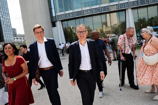 Olivier Faure, premier secrétaire du Parti socialiste, et Mathieu Klein, maire (PS) de Nantes, lors du 81ᵉ congrès du PS, à Nancy, le 14 juin 2025.