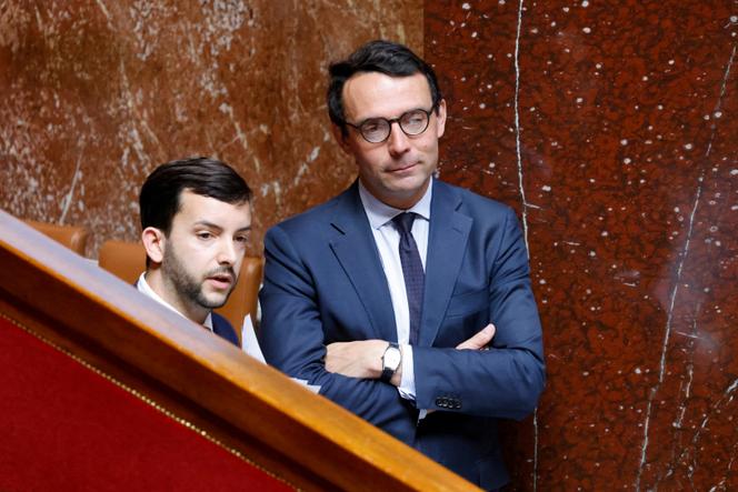 Le secrétaire général du groupe Rassemblement national Renaud Labaye (à droite), en compagnie du député du Rassemblement national Jean-Philippe Tanguy, à l’Assemblée nationale, le 28 avril 2025.