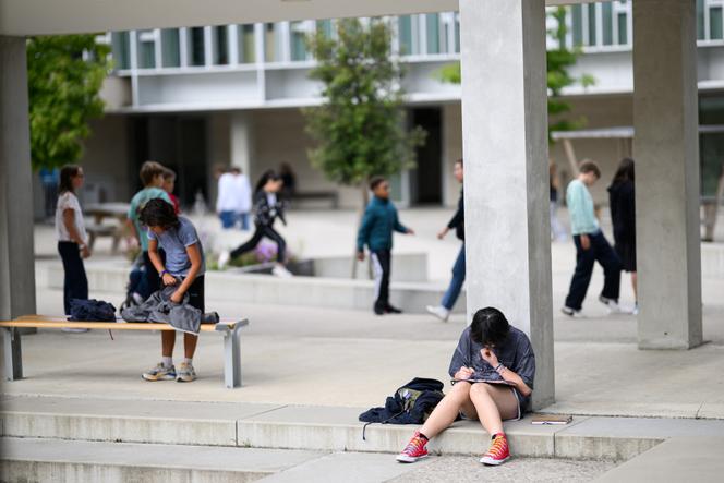 Des élèves dans la cour du collège Auguste-Brizeux, à Lorient, le 5 septembre 2024.