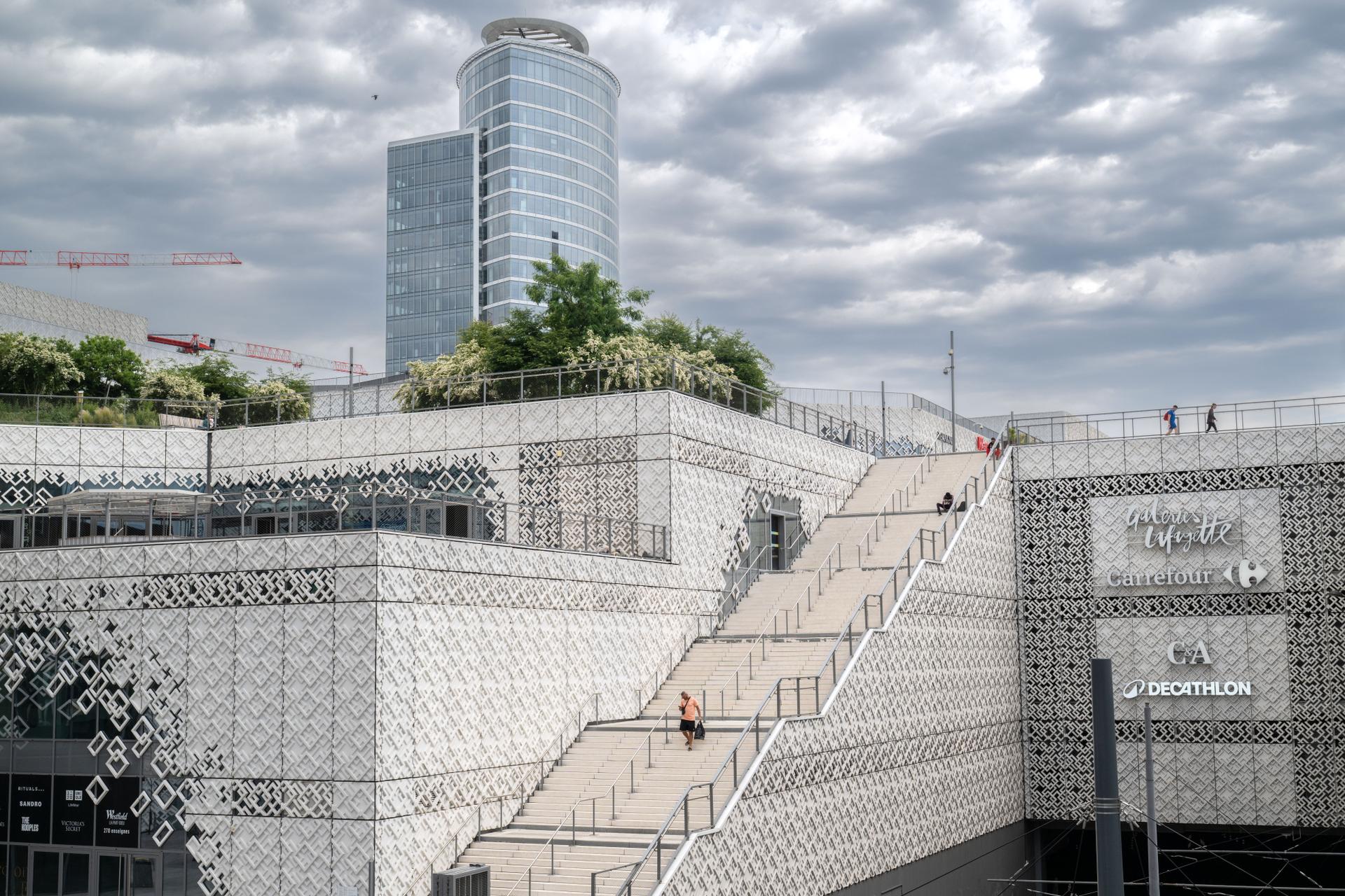 Le centre commercial Westfield Part-Dieu, à Lyon, le 19 mai 2025. Pour ouvrir cette grande boîte blanche sur la ville, les architectes de l’agence MVRDV l’ont greffé de quatre grands escaliers qui mènent sur le toit où l’ancien parking est devenu un lieu de rencontres avec arbustes, terrasses et accrobranche.