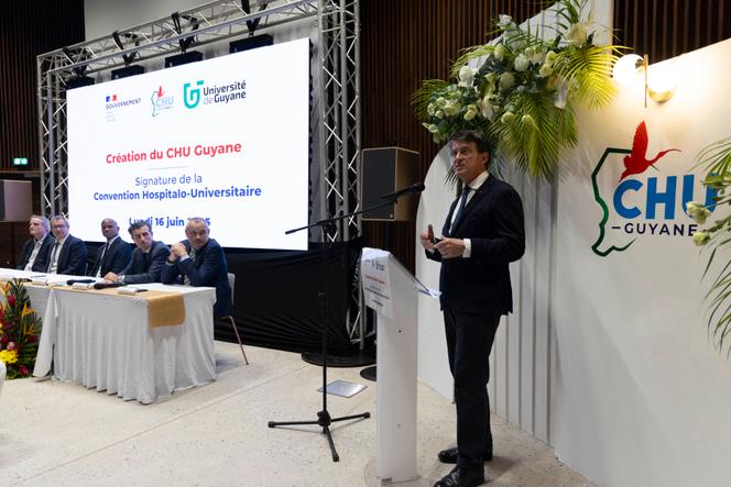 Manuel Valls lors de la cérémonie de signature actant la création du CHU de Guyane, à Cayenne, le 16 juin 2025.