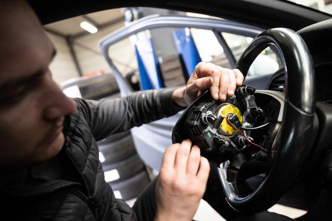 Un mécanicien retire d’une voiture un module d’airbag fabriqué par le fabricant japonais Takata, dans un garage de Mulhouse (Haut-Rhin), le 19 février 2025.