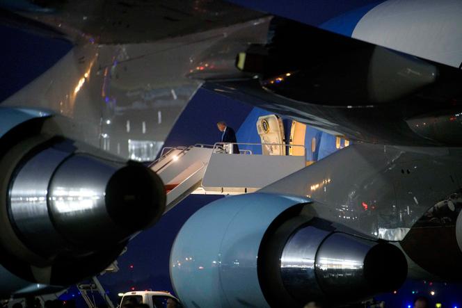 Le président des Etats-Unis, Donald Trump, arrive à bord de l’Air Force One à la base conjointe Andrews, dans le Maryland, le mardi 17 juin 2025.