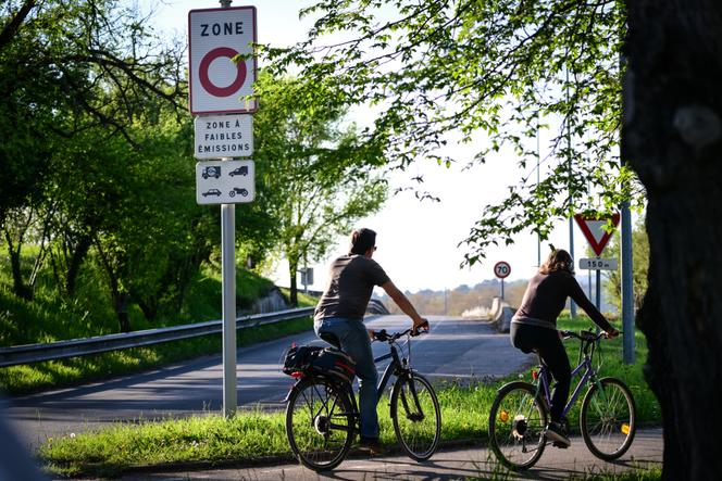 Un panneau indiquant une zone à faibles émissions (ZFE), à Lyon (Rhône), le 5 avril 2025.