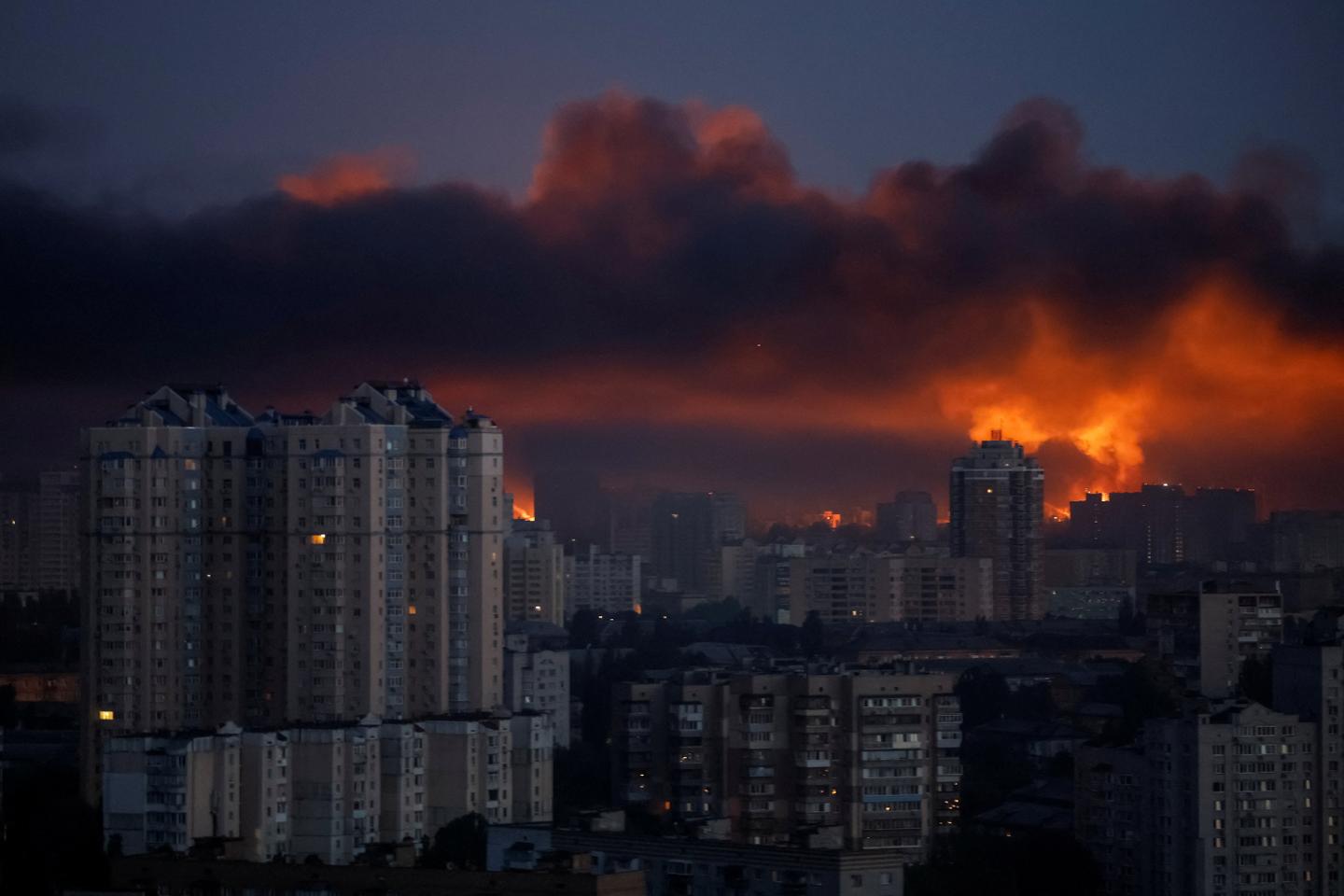 Russian strikes kill at least 14 in large attack on Kyiv
