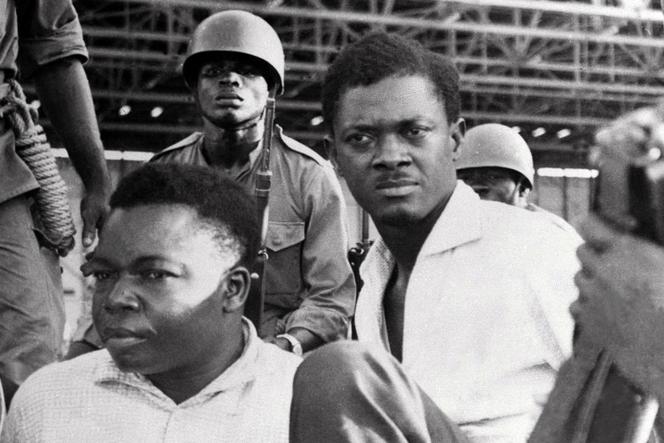 Le premier ministre du Congo de l’époque, Patrice Lumumba (ici à droite) et le vice-président Joseph Okito (ici à gauche) sont arrêtés à Léopoldville (aujourd’hui Kinshasa, RDC) en décembre 1960.