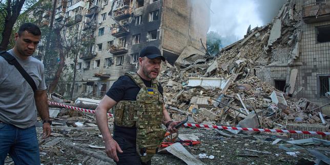 Russian strikes kill 14 in 'horrific' attack on Kyiv