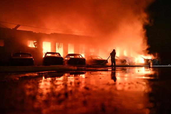 No local do ataque russo, em Zaporijia, na noite de 17 a 18 de junho de 2025.