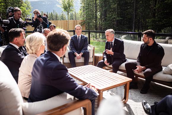 Le secrétaire général de l’OTAN, Mark Rutte, la présidente de la Commission européenne, Ursula von der Leyen, le président de la République, Emmanuel Macron, le secrétaire au Trésor américain, Scott Bessent, le premier ministre canadien, Mark Carney, et le président de l’Ukraine, Volodymyr Zelensky, durant une réunion lors du sommet du G7, à Kananaskis (Canada), le 17 juin 2025.