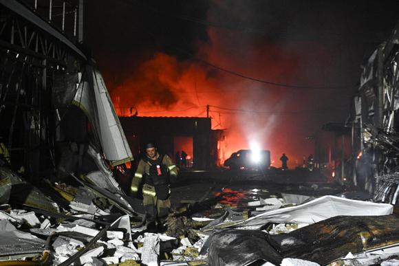 Bombeiros no local do ataque russo, em Zaporijia, na noite de 17 a 18 de junho de 2025.