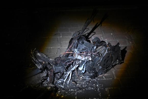Restante de um suicídio russo de drones, no local do ataque russo, em Zaporijia, na noite de 17 a 18 de junho de 2025.