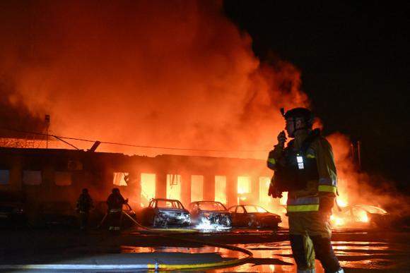 Bombeiros no local do ataque russo, em Zaporijia, na noite de 17 a 18 de junho de 2025.