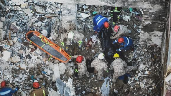 Operação de resgate após o bombardeio de um prédio residencial pelo exército russo em Kiev em 18 de junho de 2025.