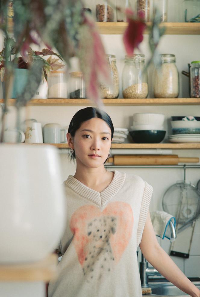 Tavi Chen, cheffe cuisinière taïwanaise, chez elle, à Paris, le 11 juin 2025.