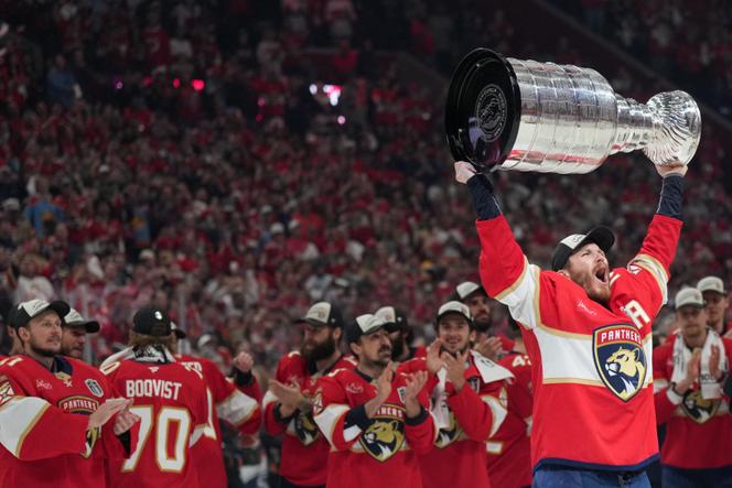 Le joueur des Florida Panthers, Matthew Tkatchuk, soulève la Coupe Stanley, après la victoire contre les Edmonton Oilers, à Sunrise (Floride), le 17 juin 2025.